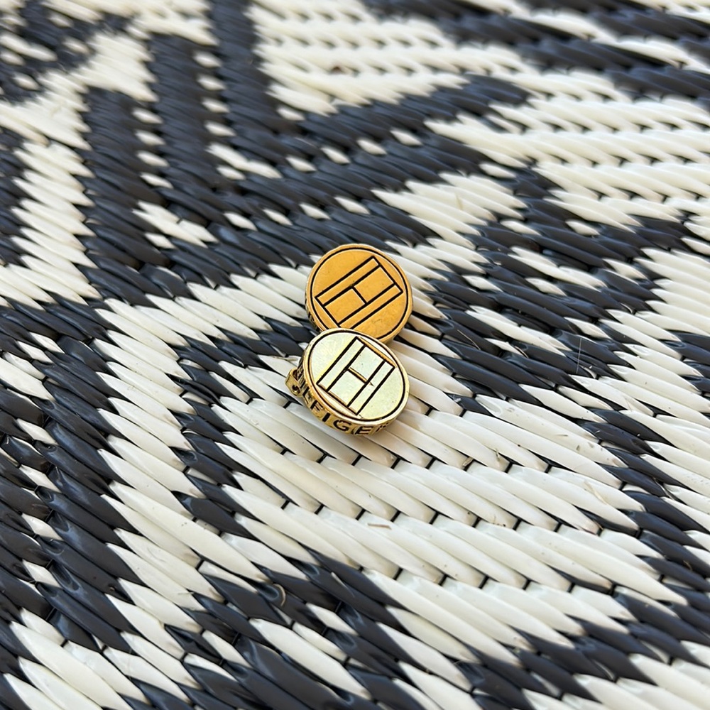 Vintage Retro Tommy Hilfiger Clip-on Earrings Silver
GUC. Smoke-free home.